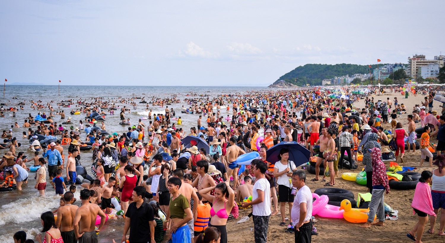 Thời điểm n&agrave;y b&atilde;i biển Sầm Sơn lu&ocirc;n chật k&iacute;n kh&aacute;ch du lịch