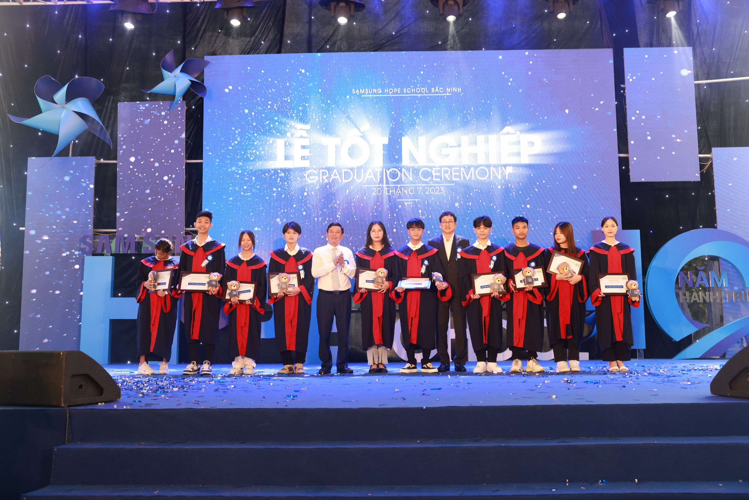Các em học sinh tham gia lễ tốt nghiệp tại Ngôi trường Hy vọng Samsung Bắc Ninh. 