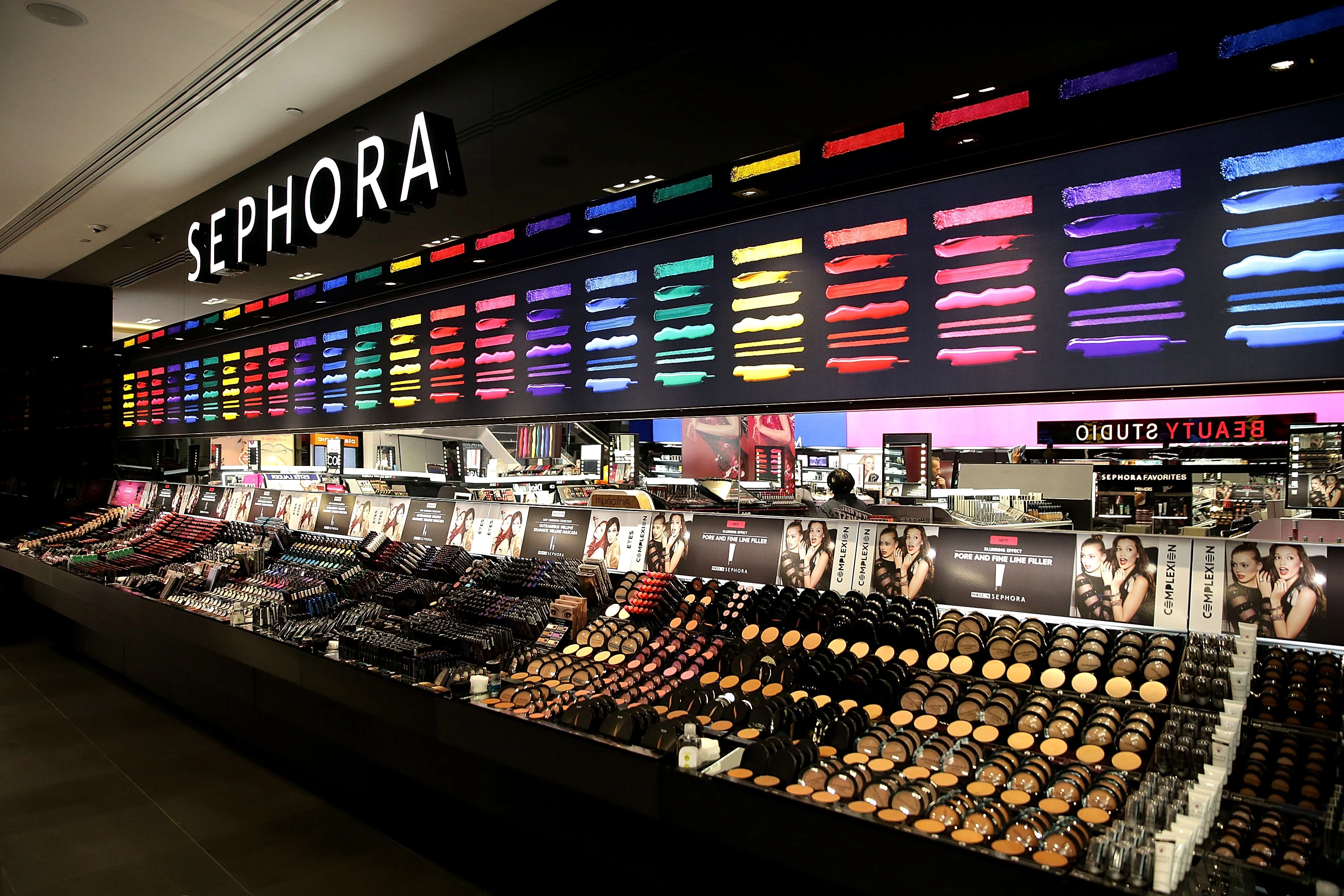 Sephora ước t&iacute;nh đ&atilde; tạo ra doanh thu 11,6 tỷ Euro v&agrave;o năm ngo&aacute;i, trở th&agrave;nh thương hiệu lớn thứ hai của LVMH sau Louis Vuitton.