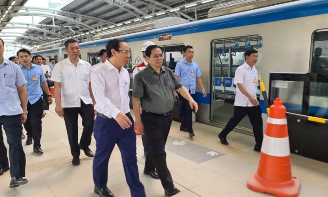 Thủ tướng Chính phủ Phạm Minh Chính tham dự buổi chạy thử nghiệm đoàn tàu metro số 1, vào tháng 4/2023. Ảnh: MAUR cung cấp.