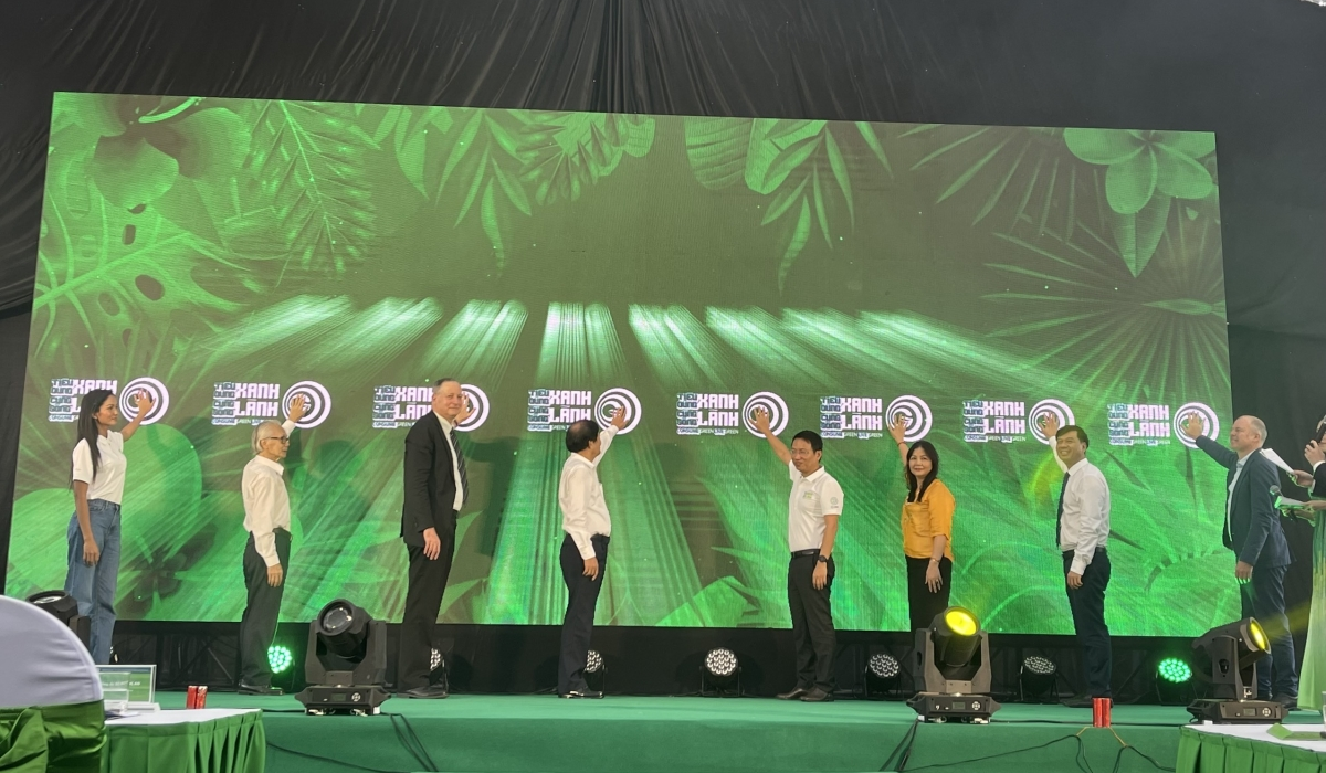 C&aacute;c đại biểu bấm n&uacute;t khai mạc Triển l&atilde;m.