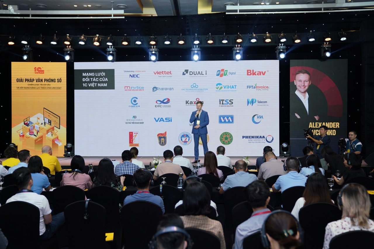 Ông Alexander Evchenko, CEO Công ty 1C Việt Nam chia sẻ tại Hội thảo