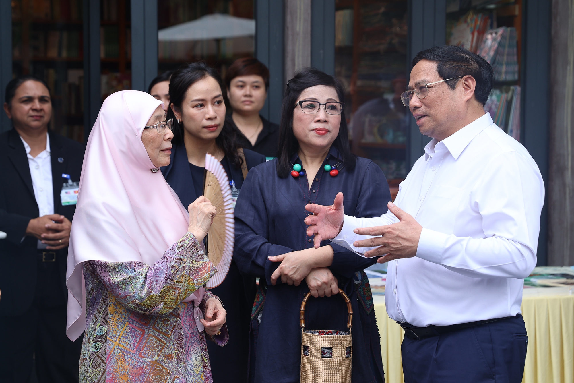 Thủ tướng Phạm Minh Chính và Phu nhân giới thiệu phố sách Hà Nội với Phu nhân của Thủ tướng Anwar Ibrahim. Ảnh: Trí Phong.