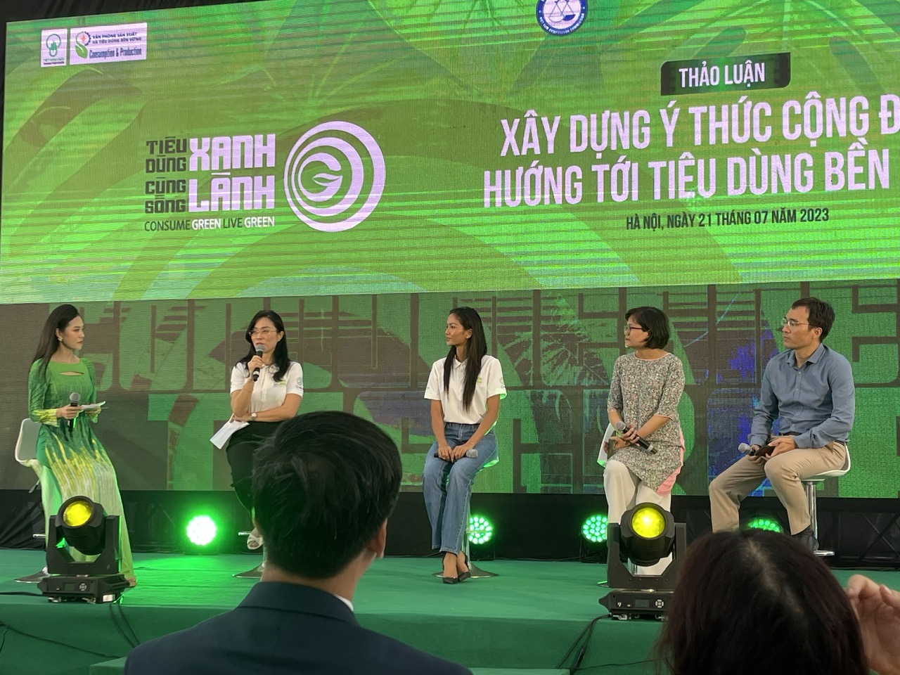 Hoa hậu H'Hen Niê cùng các chuyên gia, đại biểu thảo luận các vấn đề về xu hướng sản xuất tiêu dùng, bền vững tại Việt Nam.