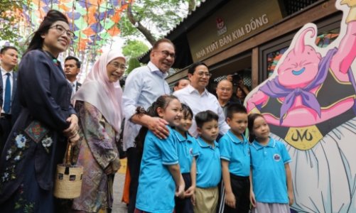 Thủ tướng Phạm Minh Chính cùng Thủ tướng Malaysia thăm phố sách Hà Nội 