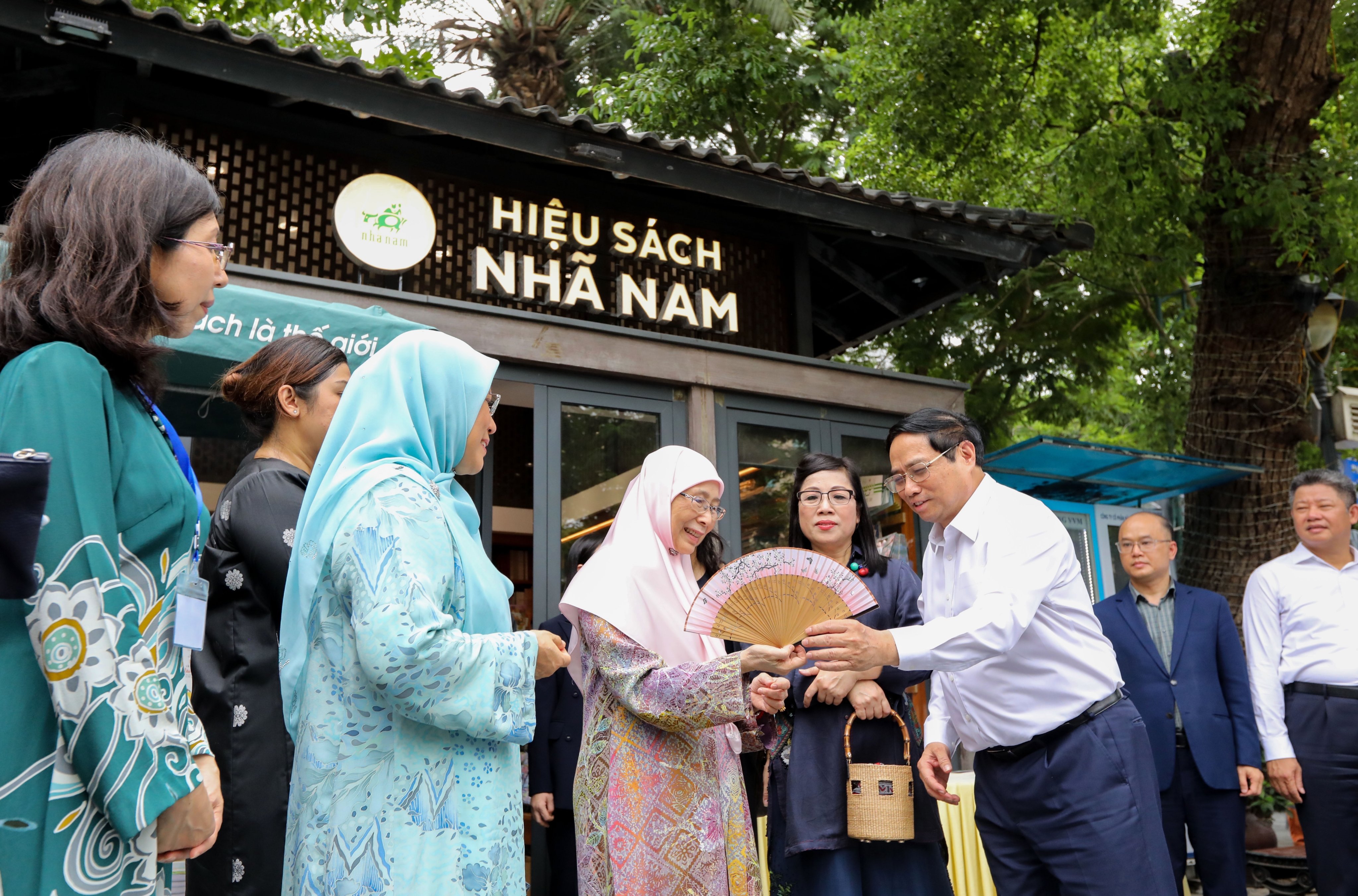 Thủ tướng giới thiệu về truyền thống văn h&oacute;a, truyền thống hiếu học v&agrave; văn h&oacute;a đọc Việt Nam. Ảnh: Tr&iacute; Phong.