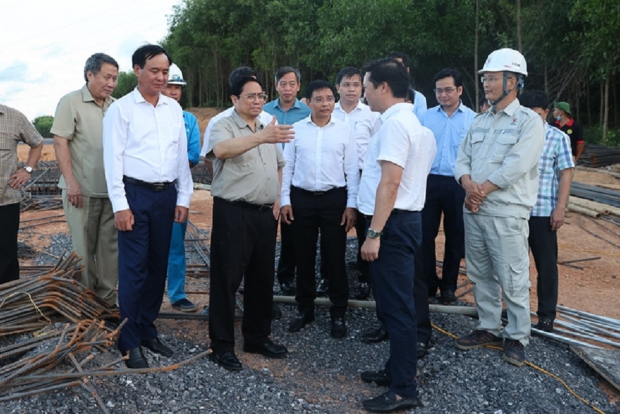 Thủ tướng Phạm Minh Chính đi khảo sát thực địa một số công trình, dự án giao thông vận tải và công nghiệp trọng điểm trên địa bàn tỉnh Quảng Trị. Ảnh: VGP.