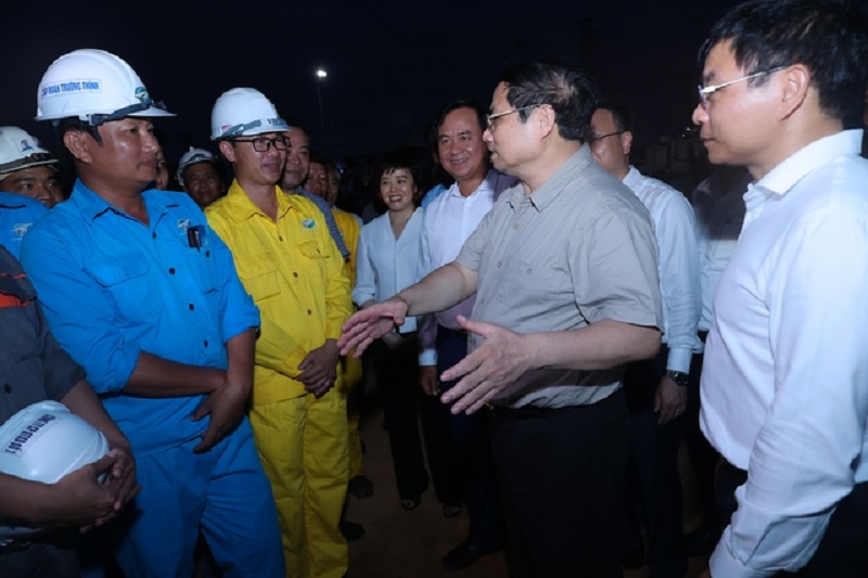 Thủ tướng đề nghị các nhà thầu, đơn vị thi công bảo đảm tiến độ, chất lượng, kỹ thuật, mỹ thuật, an toàn, vệ sinh môi trường dự án. Ảnh: VGP.