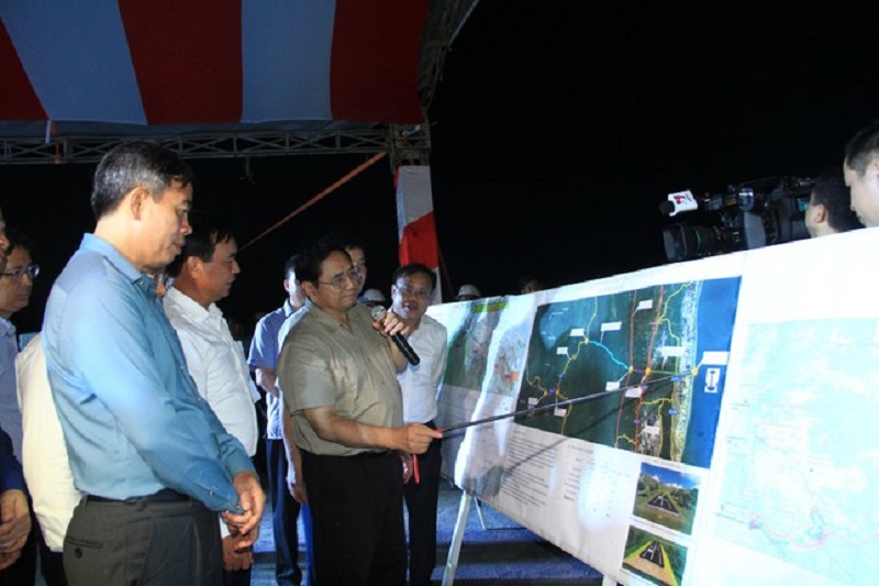 Thủ tướng n&ecirc;u r&otilde; c&aacute;c định hướng lớn trong triển khai&nbsp; c&aacute;c dự &aacute;n v&agrave; giao nhiệm vụ cụ thể cho từng cơ quan. Ảnh: VGP.