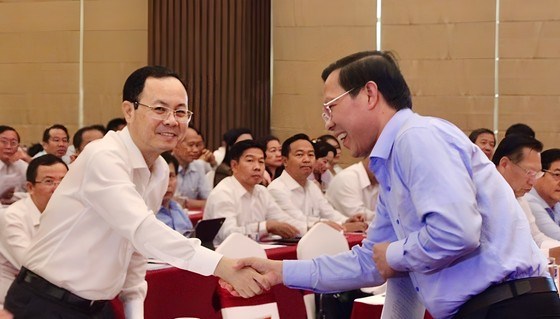 Phó bí thư thường trực Thành ủy, Chủ tịch UBND TP.HCM Phan Văn Mãi và Bí thư Thành ủy Cần Thơ Nguyễn Văn Hiếu tại hội nghị. Ảnh: Mai Hoa.