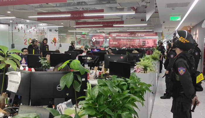 Lực lượng Công an khám xét công ty trung gian. Ảnh: Cổng thông tin Công an tỉnh Quảng Nam.