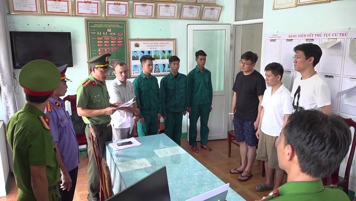 Thi h&agrave;nh c&aacute;c quyết định khởi tố bị can, bắt tạm giam c&aacute;c đối tượng. Ảnh:&nbsp; Cổng th&ocirc;ng tin C&ocirc;ng an tỉnh Quảng Nam.