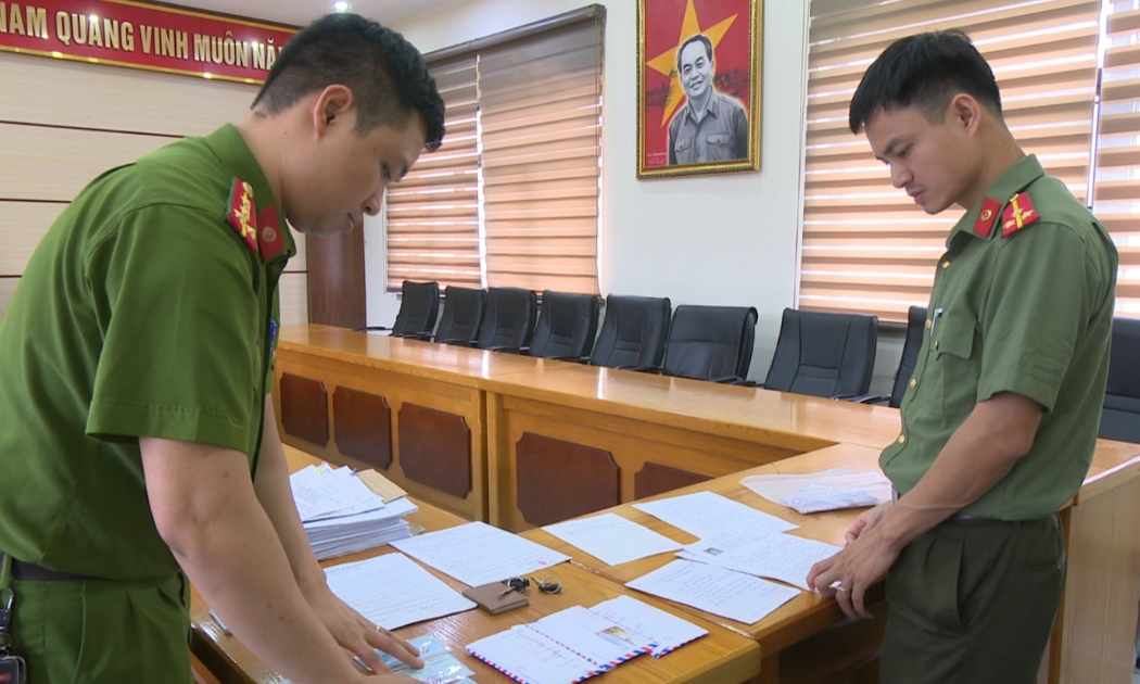 Lực lượng chức năng thu giữ tang vật liên quan đến vụ án. Ảnh: Cổng thông tin Công an tỉnh Quảng Ninh.
