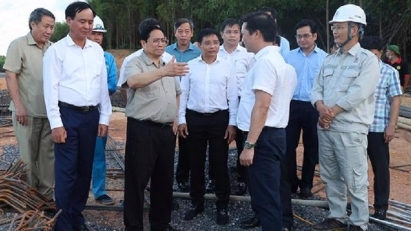 PM inspects construction of key projects in Quang Tri