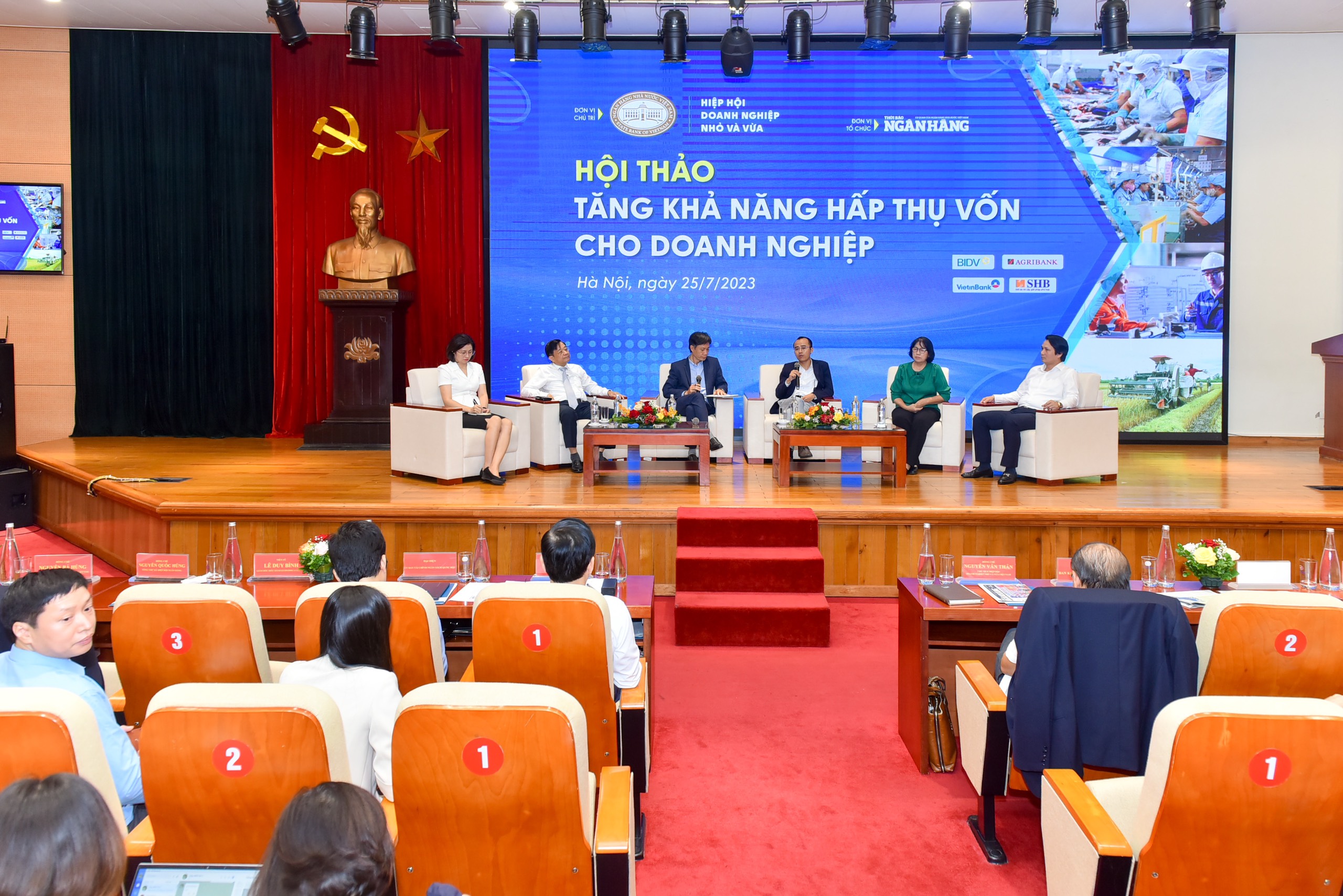 Đại&nbsp; diện ng&acirc;n h&agrave;ng/doanh nghiệp thảo luận c&aacute;c giải ph&aacute;p k&iacute;ch cầu t&iacute;n dụng.