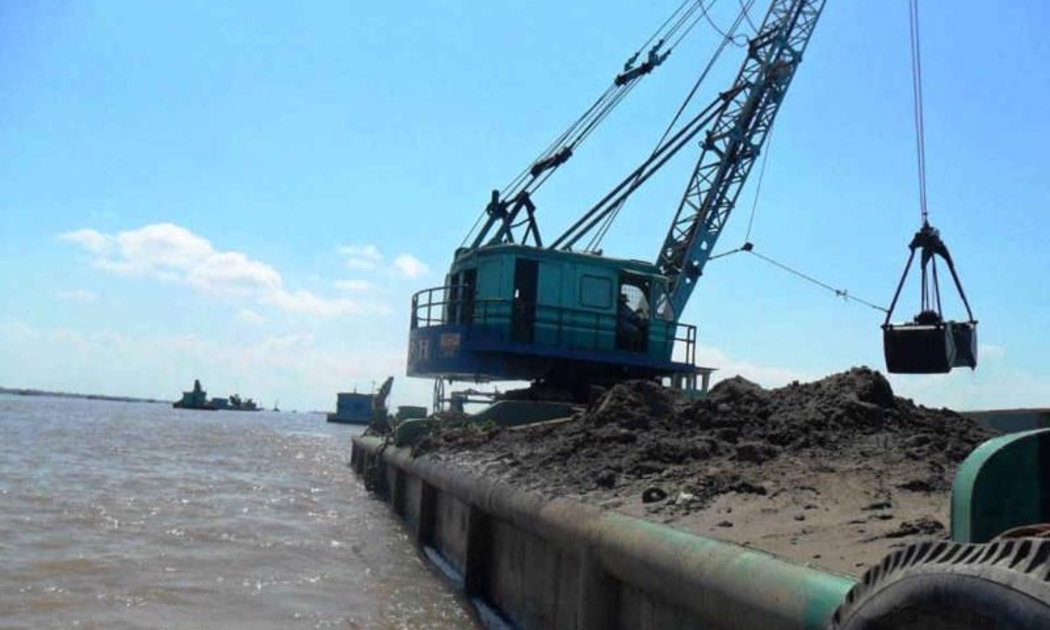 Trữ lượng cát phục vụ san lấp không thiếu, nhưng cái khó là vướng cơ chế giao mỏ cho các nhà thầu, dẫn đến lượng cát cung cấp cho các dự án trên thực tế không đủ khiến các dự án ở ĐBSCL đều bị chậm tiến độ.