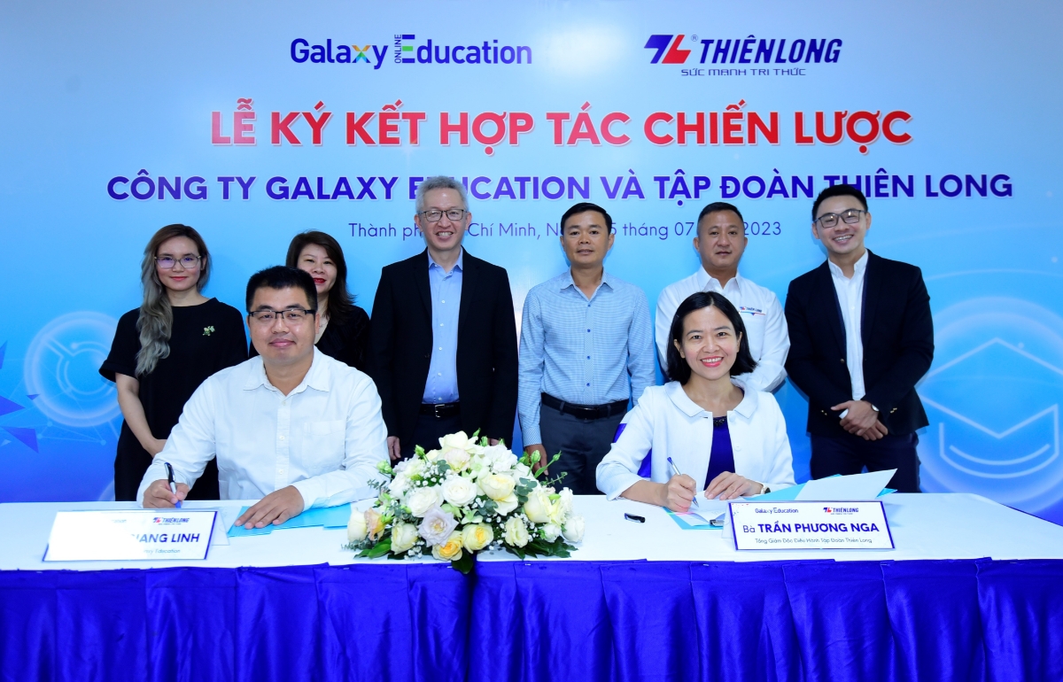 Bà Trần Phương Nga, Tổng giám đốc điều hành Tập đoàn Thiên Long và Ông Phạm Giang Linh, Tổng giám đốc Công ty Galaxy Education ký thỏa thuận hợp tác dưới sự chứng kiến của đại diện hai bên.