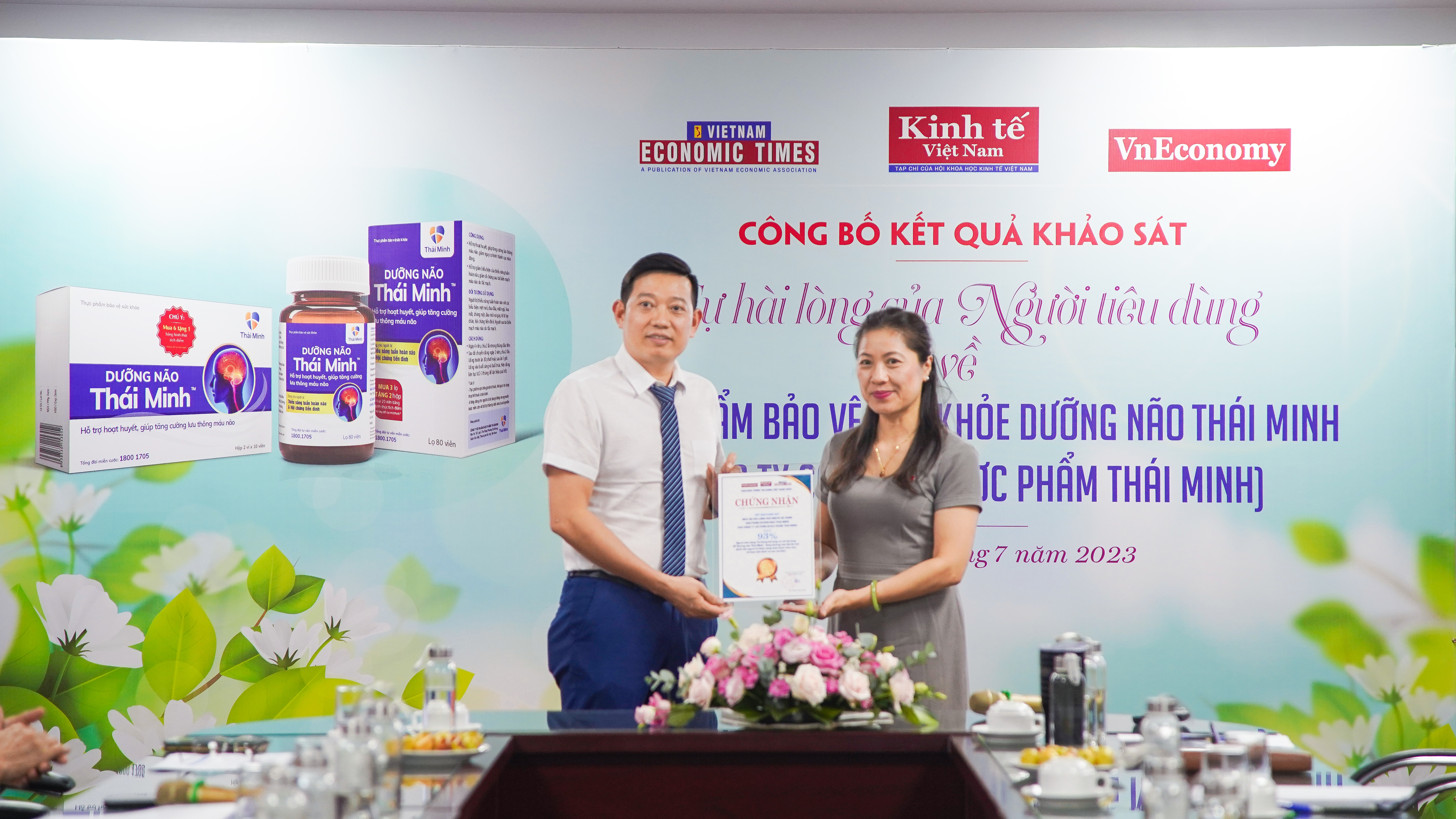 B&agrave; Nguyễn Ngọc Diệp, Ph&oacute; Trưởng ban tổ chức Chương tr&igrave;nh Tin D&ugrave;ng Việt Nam trao kết quả khảo s&aacute;t cho đại diện C&ocirc;ng ty CP Dược phẩm Th&aacute;i Minh.