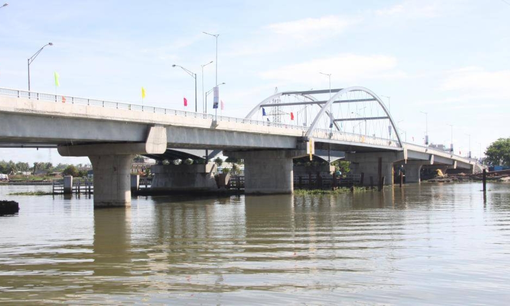 Một cầu bắc qua sông Vàm Cỏ Tây là cầu Tân An (khánh thanh tháng 6/2020) nối 2 bờ bắc và nam của sông, tạo đà phát triển kinh tế xã hội địa phương.