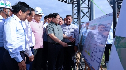 PM inspects construction of Ring Road 3 section in Long An
