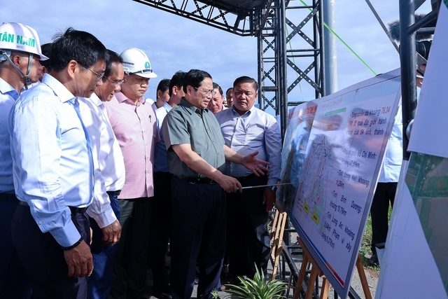 PM inspects construction of Ring Road 3 section in Long An