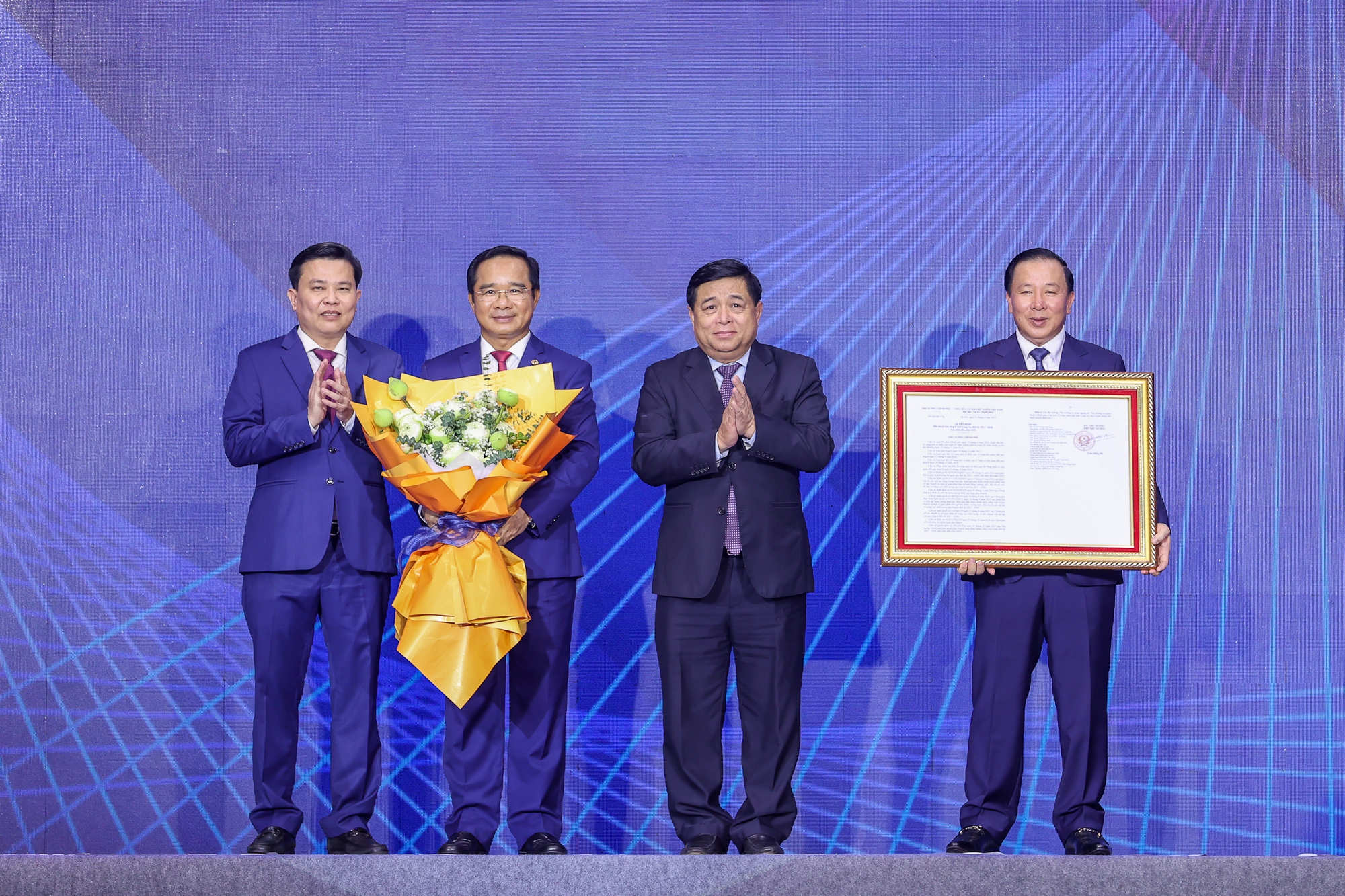 Bộ trưởng Bộ Kế hoạch v&agrave; Đầu tư - Nguyễn Ch&iacute; Dũng trao quyết định ph&ecirc; duyệt quy hoạch tỉnh của Thủ tướng Ch&iacute;nh phủ cho l&atilde;nh đạo tỉnh.