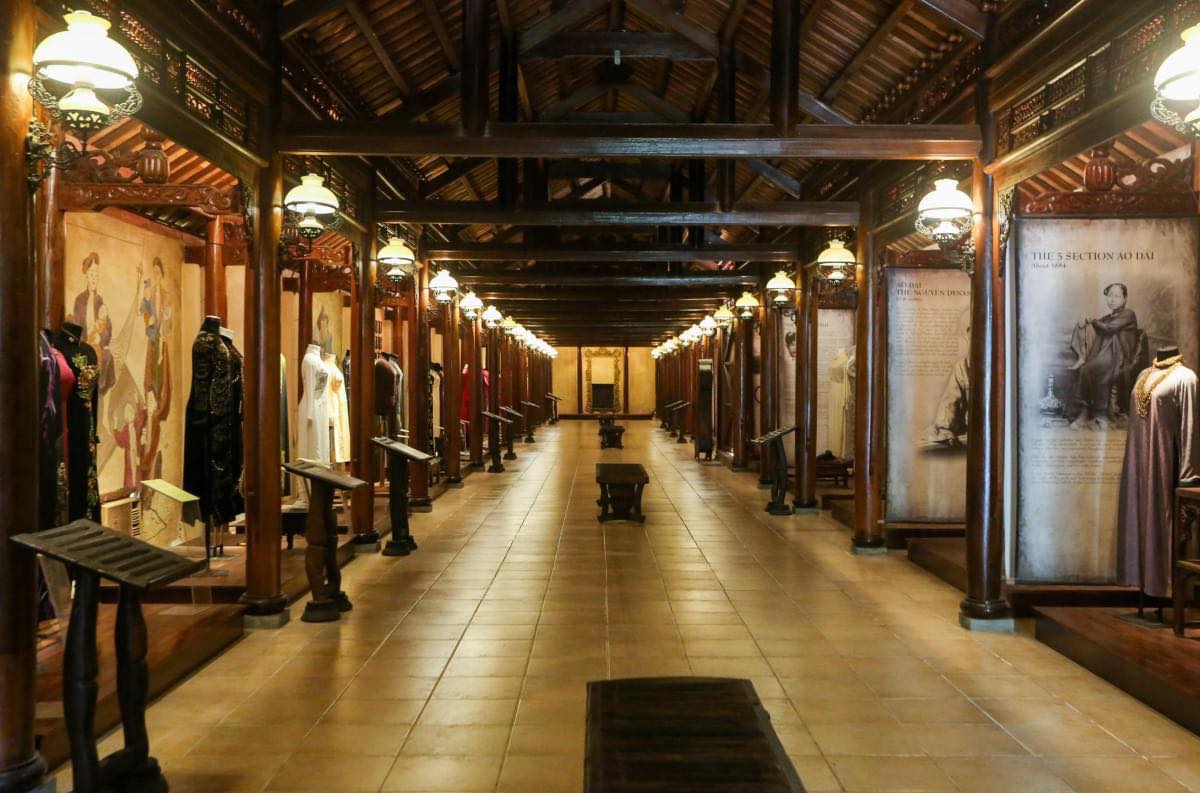 Nhiều doanh nghiệp lữ hành giảm giá đến 31% các chương trình du lịch nội đô khám phá những công trình kiến trúc quan trọng. Ảnh: Chim Cánh Cụt Travel.