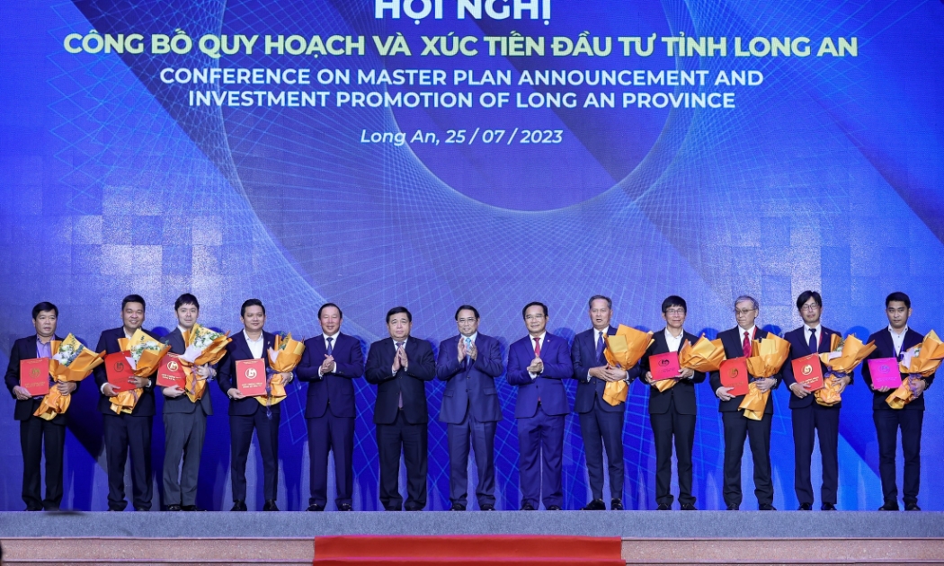 Thủ tướng Chính phủ Phạm Minh Chính và lãnh đạo tỉnh chúc mừng các doanh nghiệp được trao chủ trương và giấy chứng nhận đầu tư tại Hội nghị