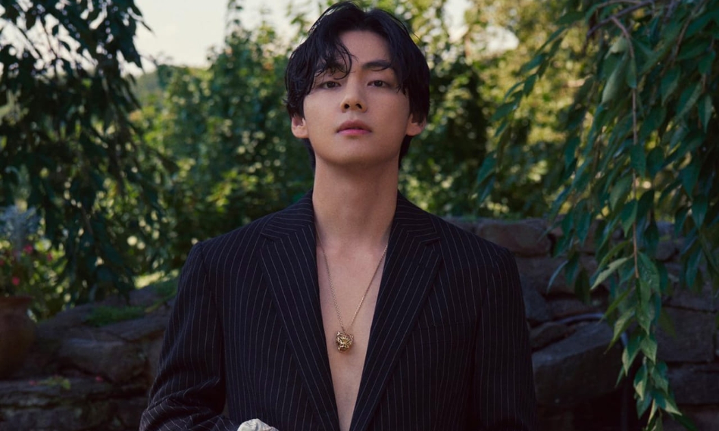 Nam ca sỹ V (Kim Taehyung) trong bộ ảnh quảng bá trang sức Cartier. Ảnh: Vogue