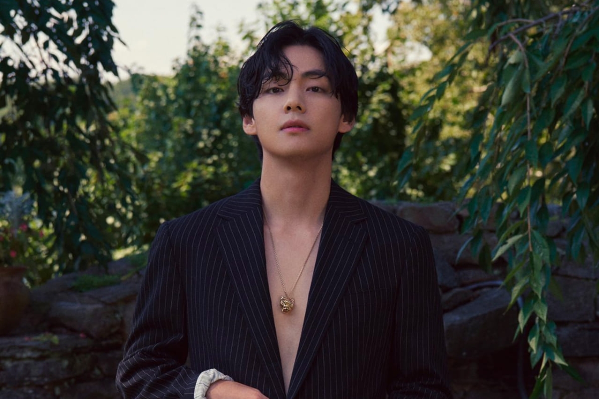 Nam ca sỹ V (Kim Taehyung) trong bộ ảnh quảng bá trang sức Cartier. Ảnh: Vogue