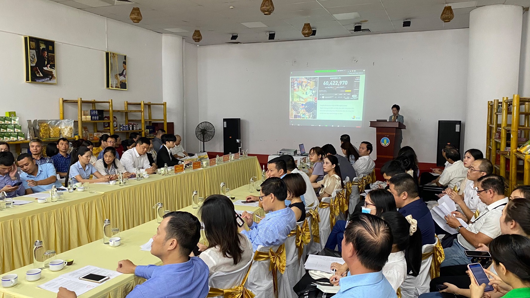 Quang cảnh buổi làm việc giữa Trung tâm Xúc tiến thương mại nông nghiệp và các đối tác.