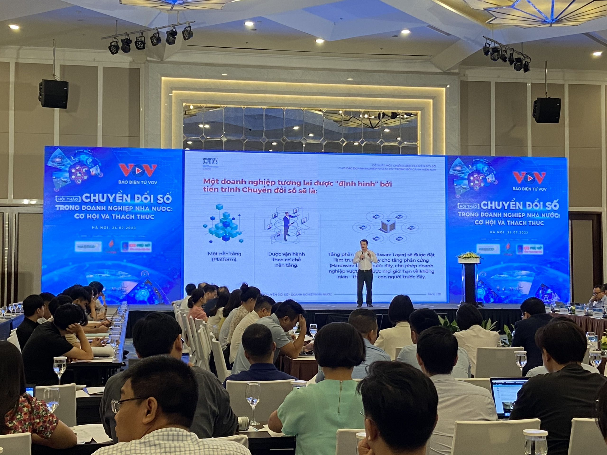 &Ocirc;ng L&ecirc; Nguyễn Trường Giang, Viện trưởng Viện chiến lược chuyển đổi số tr&igrave;nh b&agrave;y tham luận tại hội thảo.