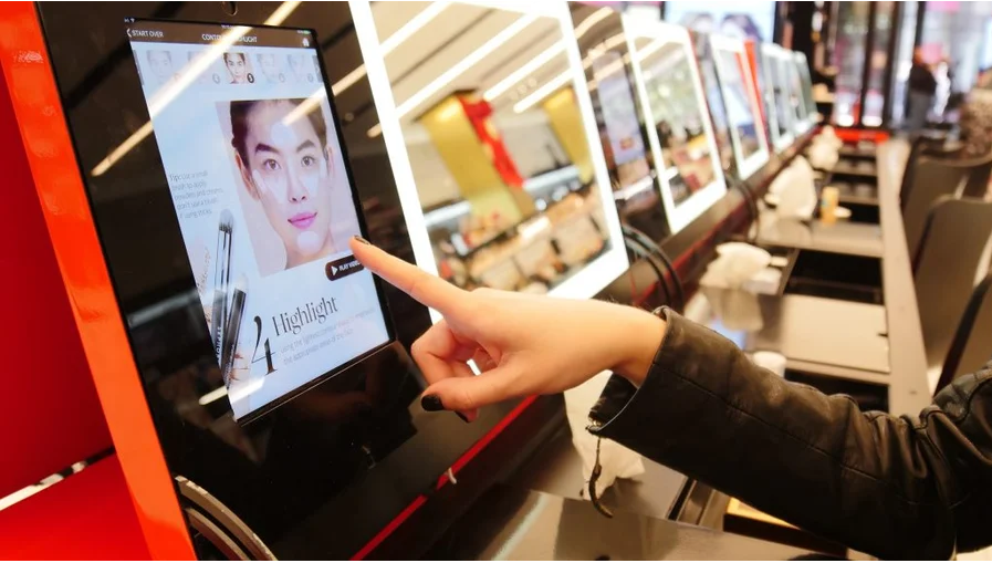 Gen Z l&agrave; nh&oacute;m người ti&ecirc;u d&ugrave;ng kh&ocirc;ng ngừng th&aacute;ch thức c&aacute;c ti&ecirc;u chuẩn l&agrave;m đẹp truyền thống.