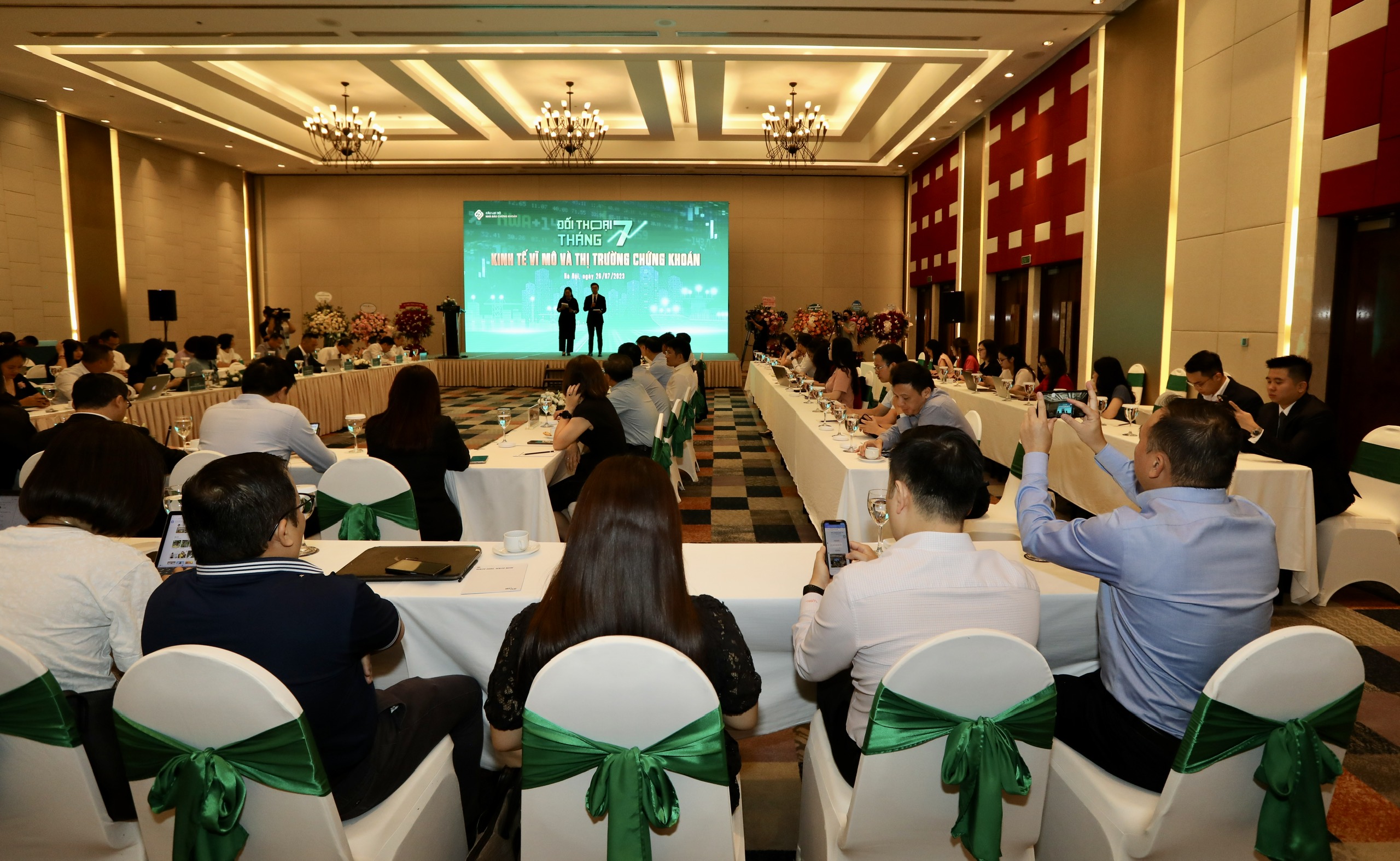 To&agrave;n cảnh&nbsp;chương tr&igrave;nh Đối thoại Th&aacute;ng 7: Kinh tế vĩ m&ocirc; v&agrave; Thị trường chứng kho&aacute;n do C&acirc;u lạc bộ Nh&agrave; b&aacute;o Chứng kho&aacute;n tổ chức s&aacute;ng 26/7.&nbsp;Ảnh: Việt Dũng.