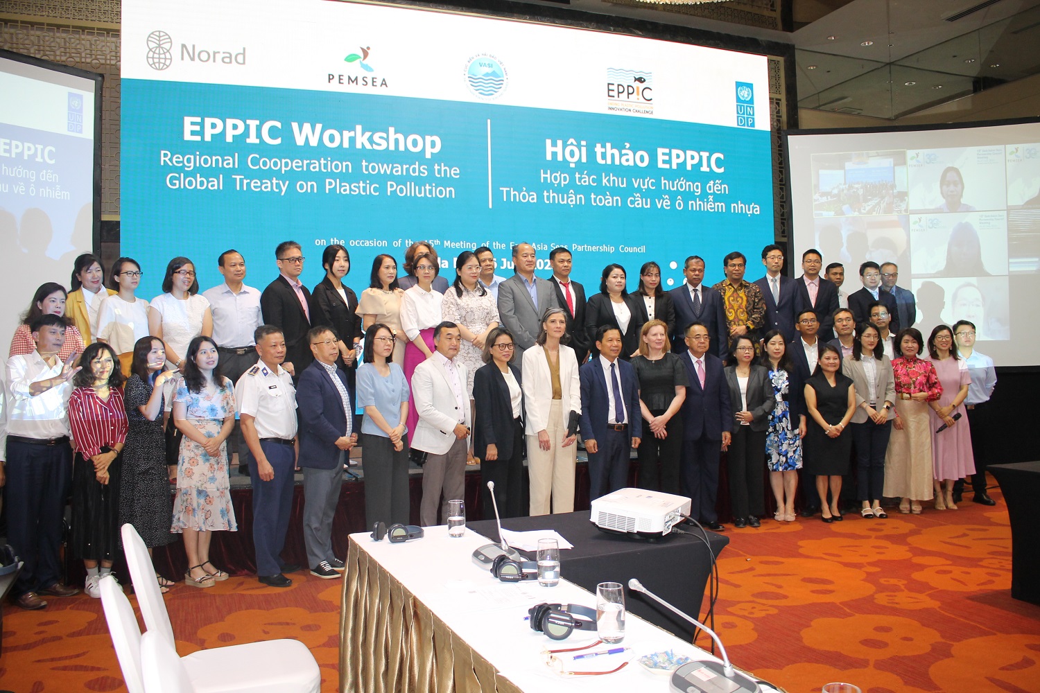 C&aacute;c đại biểu chụp ảnh lưu niệm tại hội thảo.