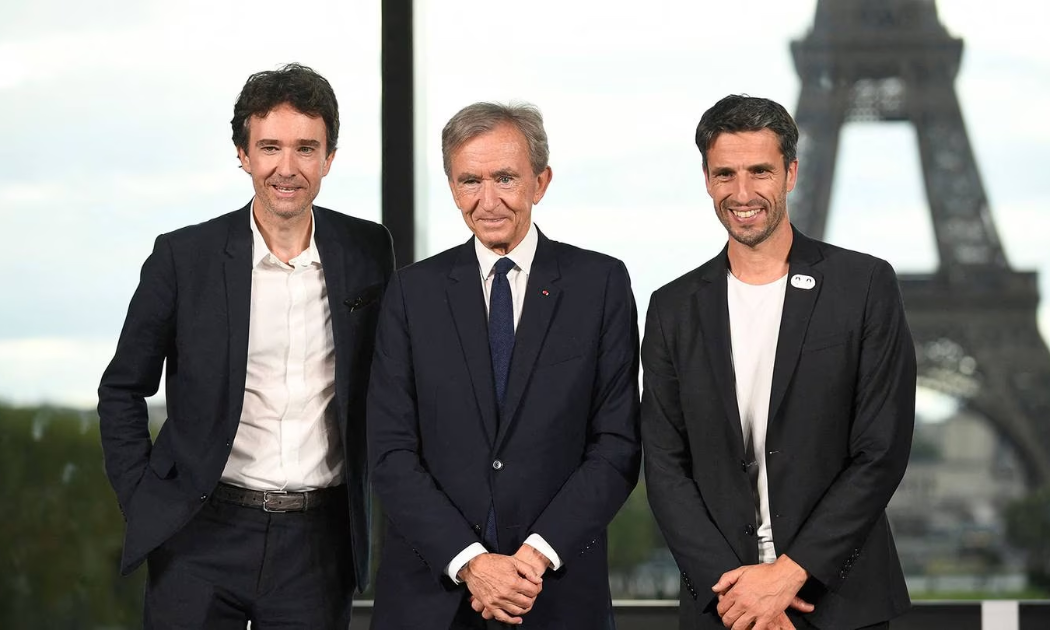 Tỷ phú Bernard Arnault (giữa) tại cuộc họp tuyên bố hợp đồng tài trợ. Ảnh: Business of Fashion