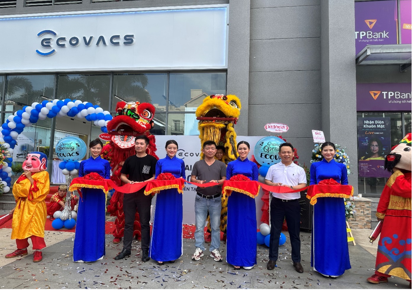 Mr. Chris from Ecovacs Robotics and Mr. Hoang, CEO & Founder of Vietnamrobovac, together cut the ribbon to open the store.