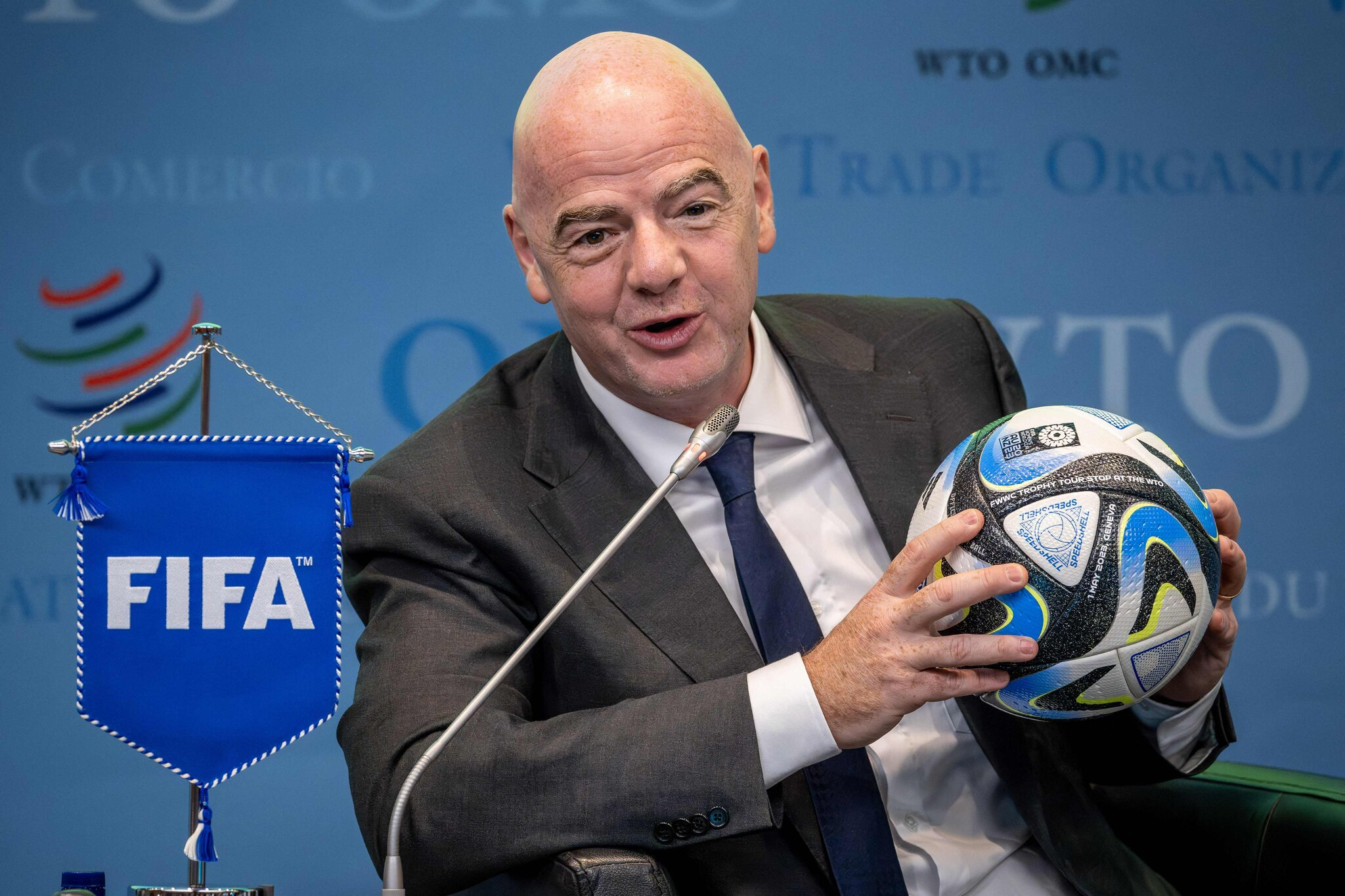Ông Gianni Infantino từng đe dọa các trận đấu sẽ không được chiếu ở các thị trường lớn nhất của châu Âu mùa hè này trừ khi các đài truyền hình đáp ứng yêu cầu của FIFA về mức phí.