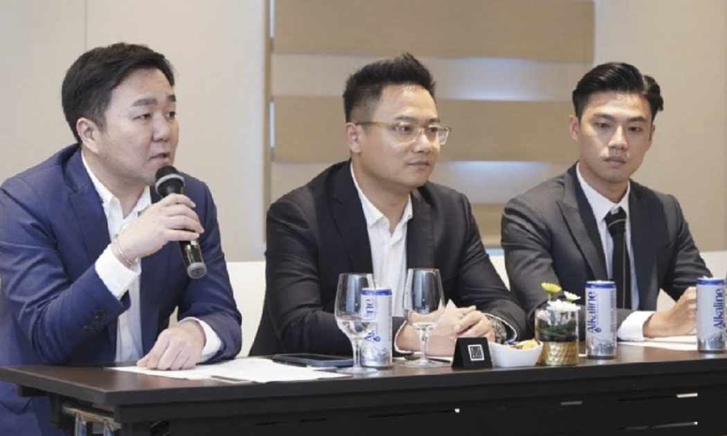 Từ trái sang phải: Ông Roger Lou, Giám đốc khu vực Đông Nam Á Alibaba; ông Mike Zhang, Giám đốc Quốc gia Alibaba Việt Nam và ông Steven To, Phó Giám đốc Công ty Hành Sanh.