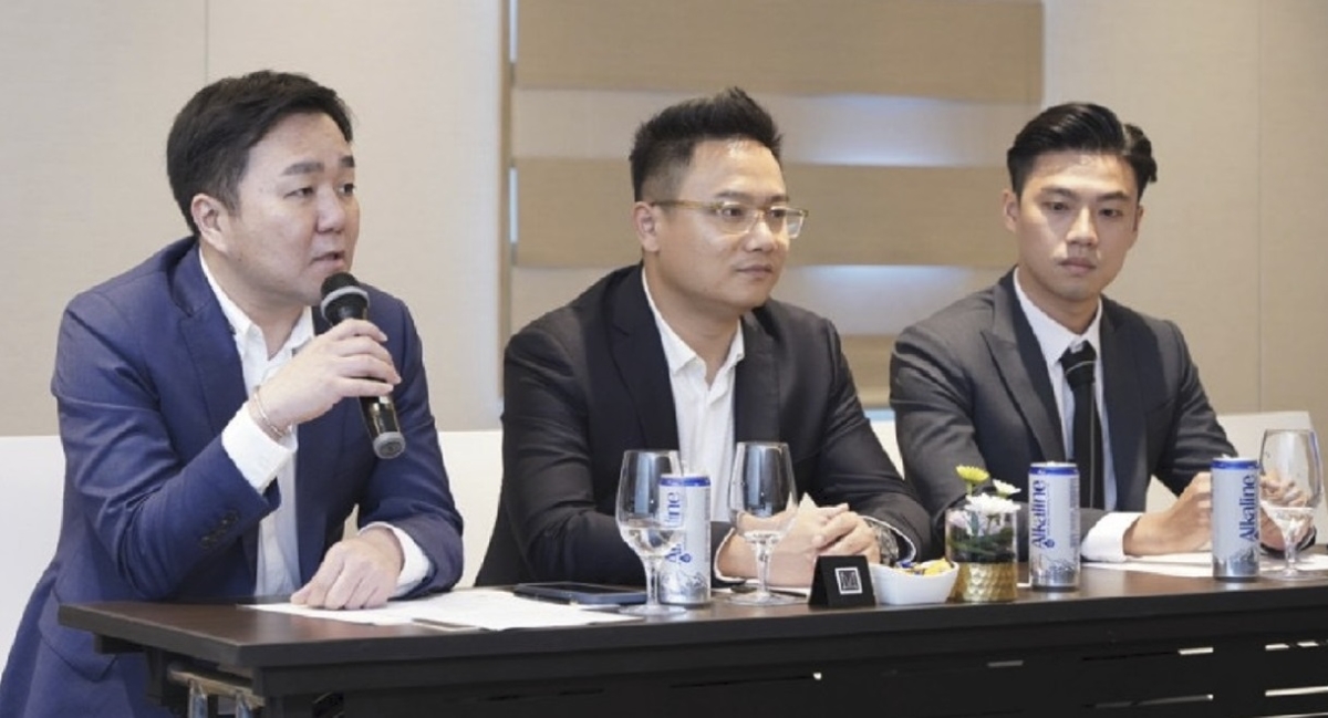 Từ trái sang phải: Ông Roger Lou, Giám đốc khu vực Đông Nam Á Alibaba; ông Mike Zhang, Giám đốc Quốc gia Alibaba Việt Nam và ông Steven To, Phó Giám đốc Công ty Hành Sanh.