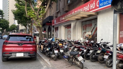 HCMC to collect fees from those using sidewalks and roadsides for business