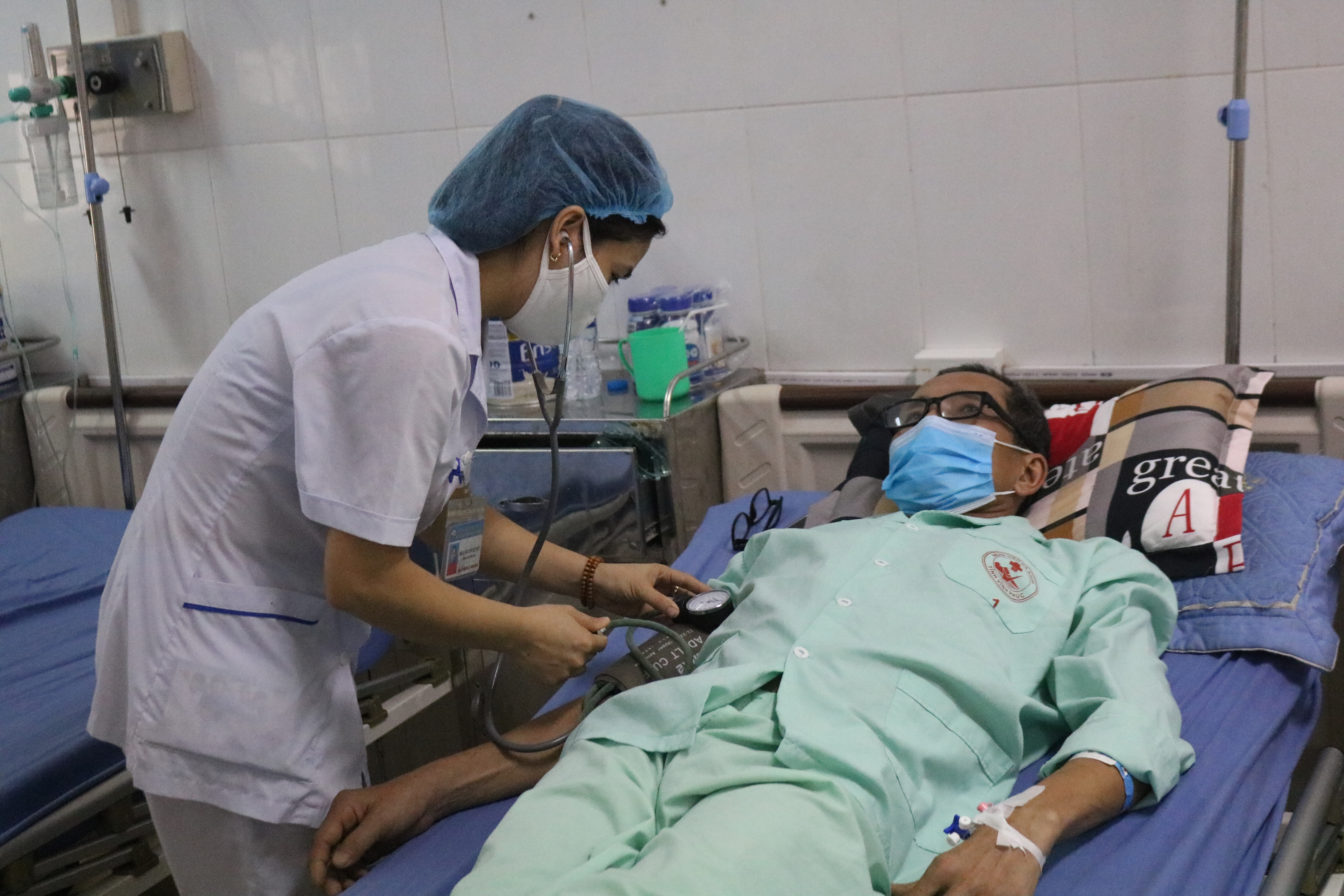Người dân khám chữa bệnh bảo hiểm y tế.
