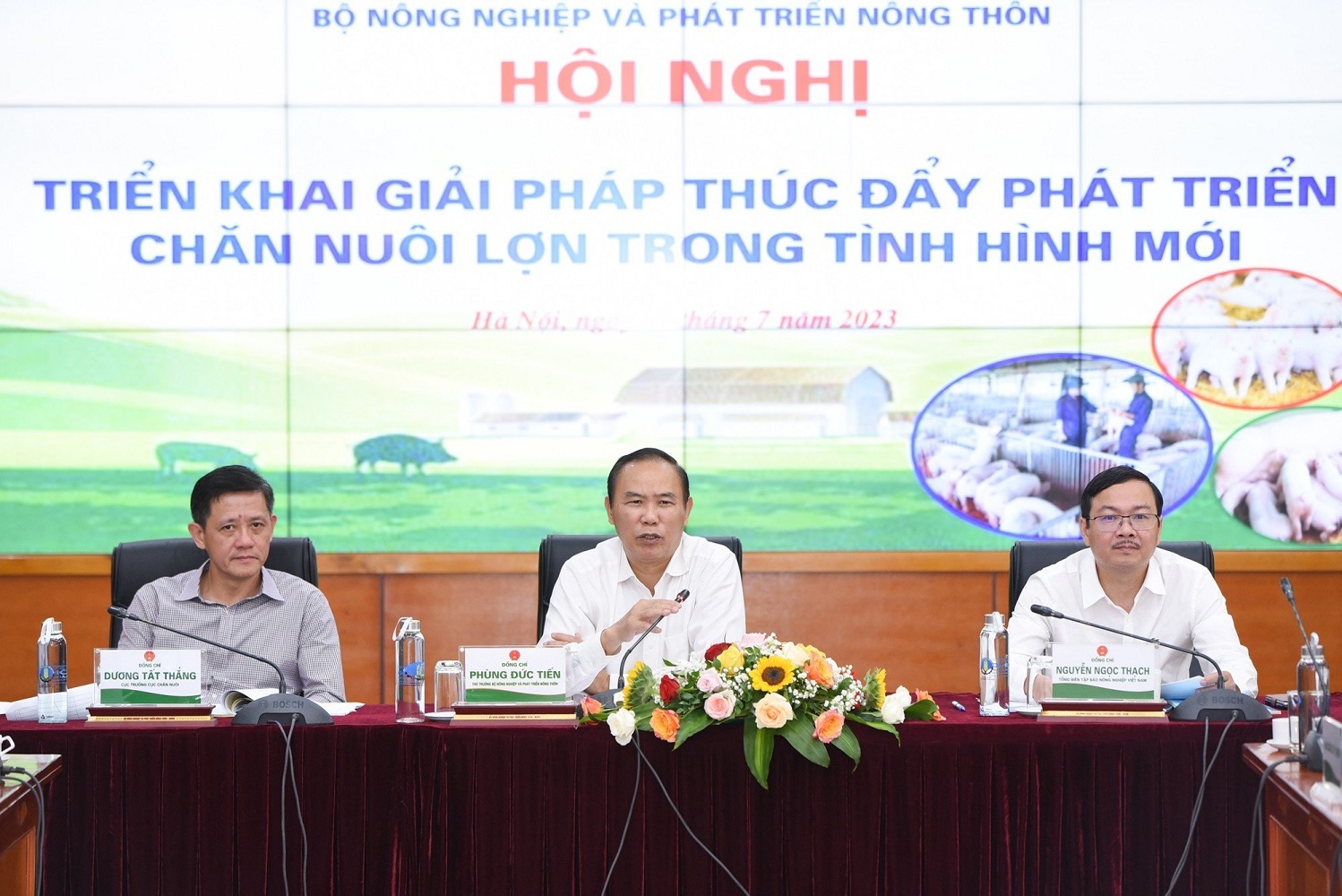 Thứ trưởng Ph&ugrave;ng Đức Tiến chủ tr&igrave; hội nghị.