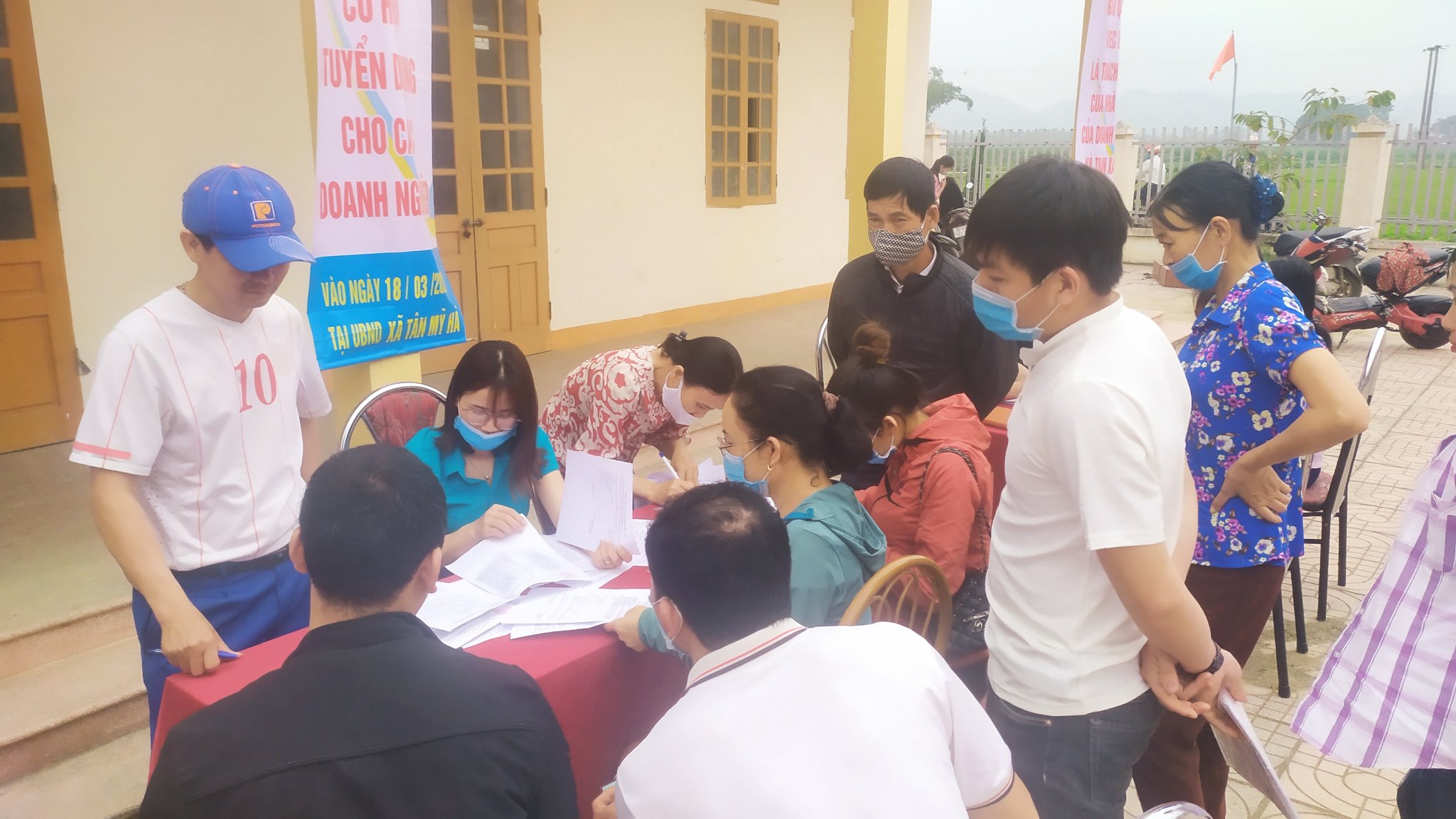 Người lao động được tư vấn giới thiệu việc làm. Ảnh - Trung tâm Dịch vụ việc làm Hà Tĩnh.