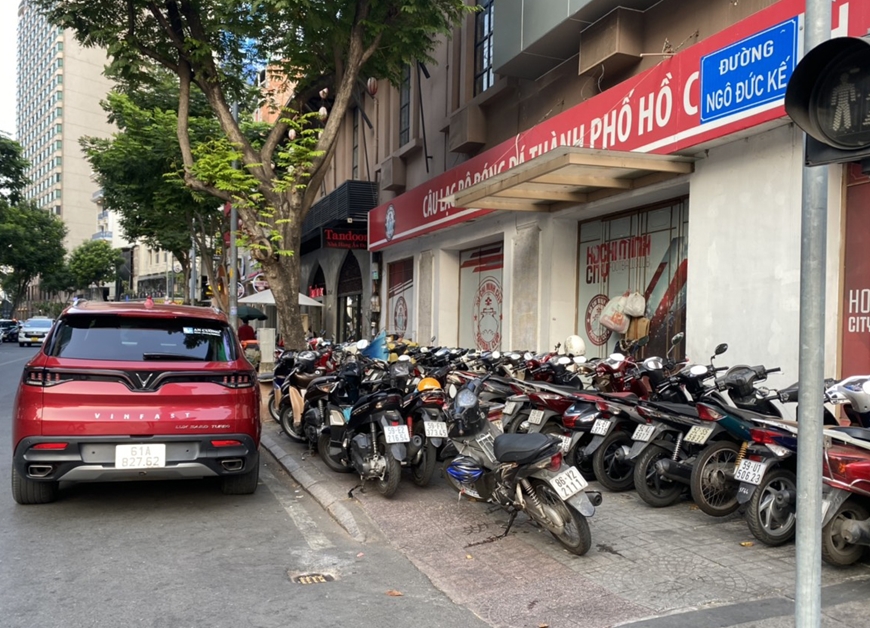 Từ 1/9, tại TP.HCM, tổ chức, cá nhân sử dụng tạm thời một phần lòng đường, vỉa hè phải nộp phí theo quy định. (Ảnh minh họa).