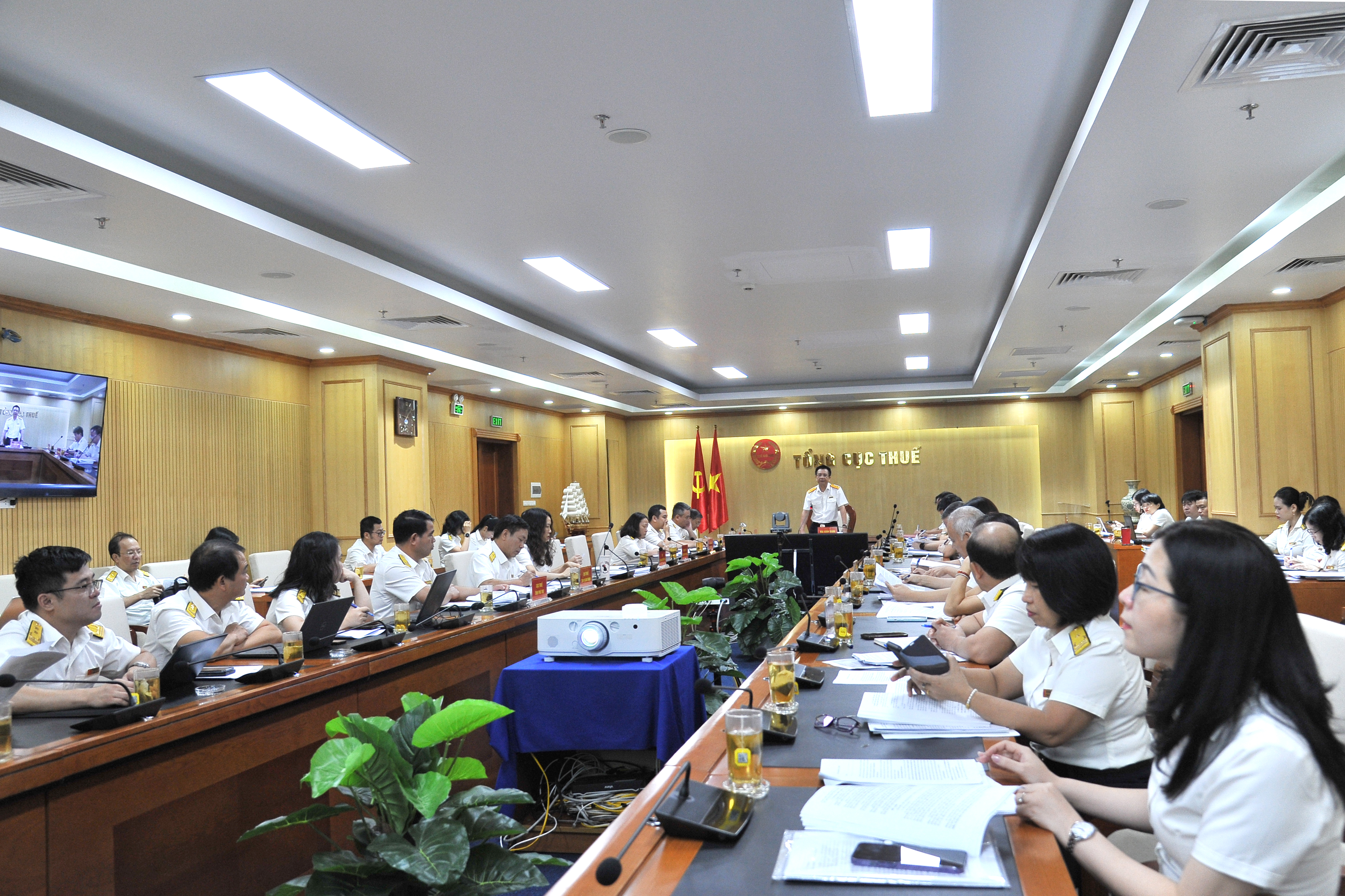 To&agrave;n cảnh cuộc họp.