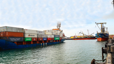 Ha Tinh province supporting container ships using Vung Ang Port