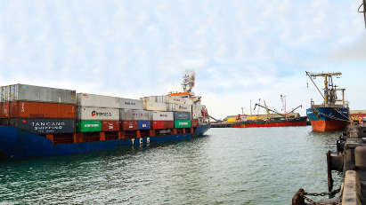 Ha Tinh province supporting container ships using Vung Ang Port