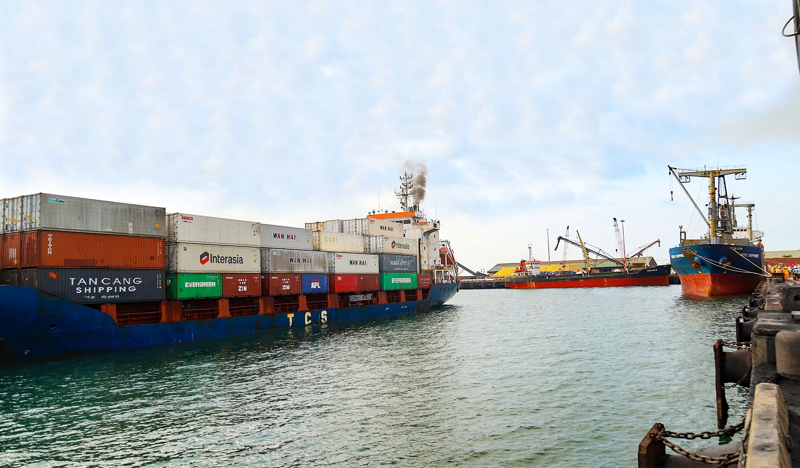 Ha Tinh province supporting container ships using Vung Ang Port