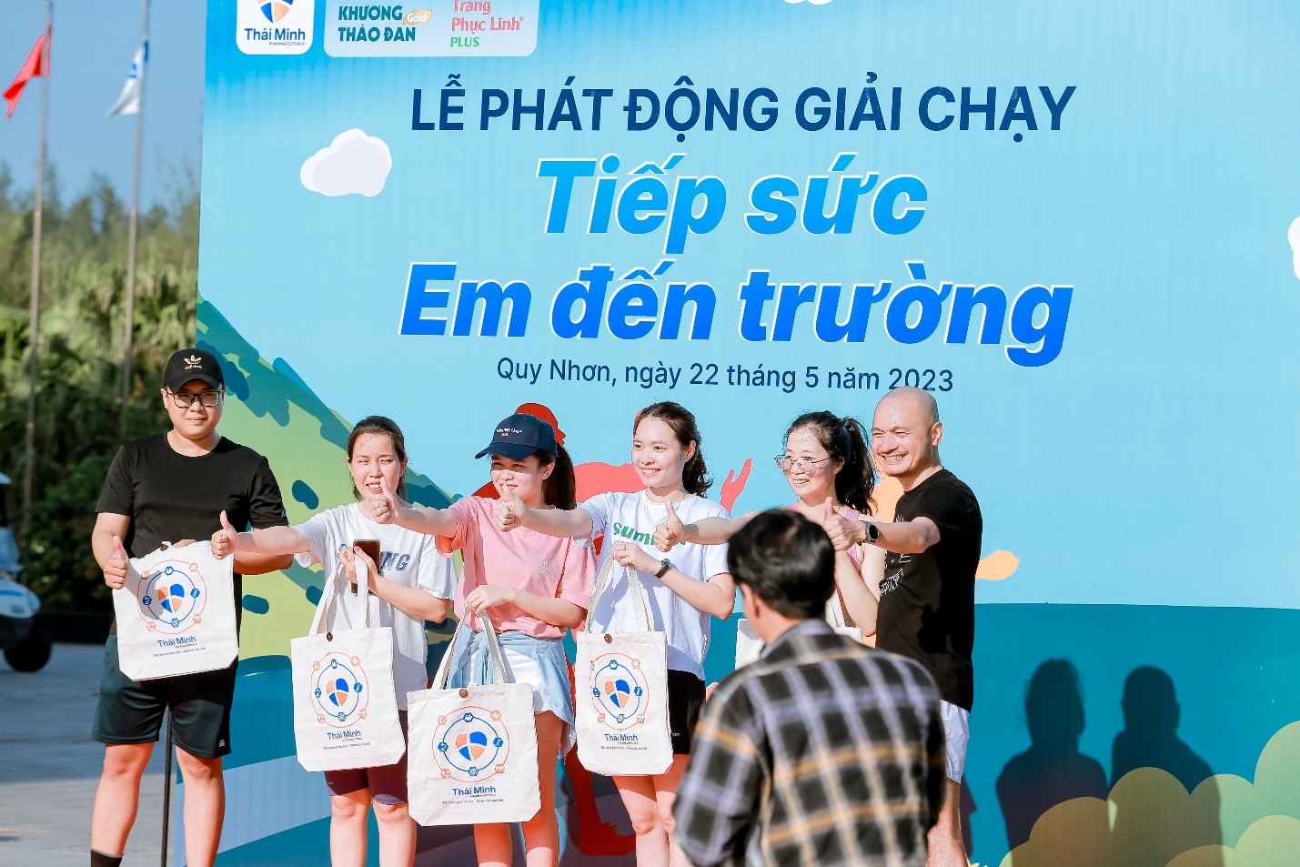 Ông Thái hào hứng tham gia hoạt động với cán bộ nhân viên Dược phẩm Thái Minh.
